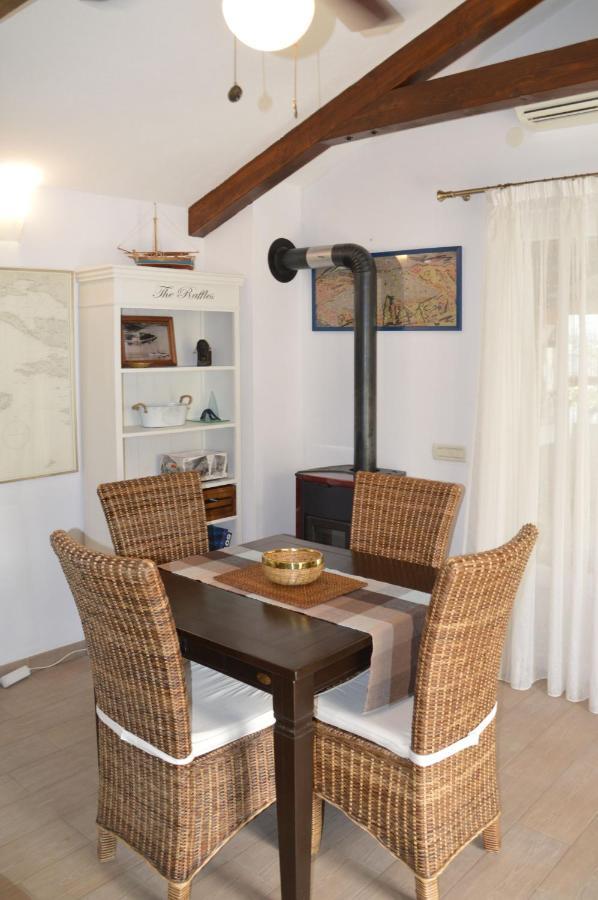 Issa Holiday Home - 3 Min Walk To Beach Kaštela Exterior foto